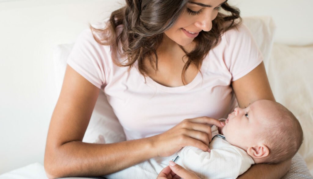 bebe-colo-mae-maternidade-12.17-1400x800-1